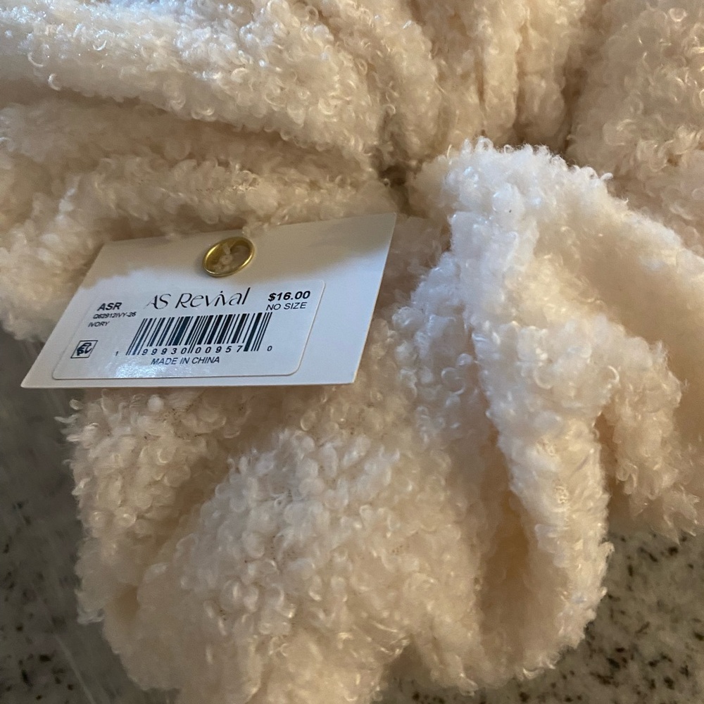 NWT🔥Oversized Boutique Scrunchie - Picture 4 of 6
